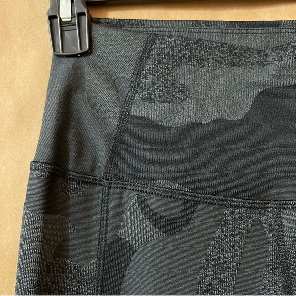 The North Face | High Rise Luxe Motivation Pocket 7/8 Leggings Black Camo Size M - Picture 5 of 11